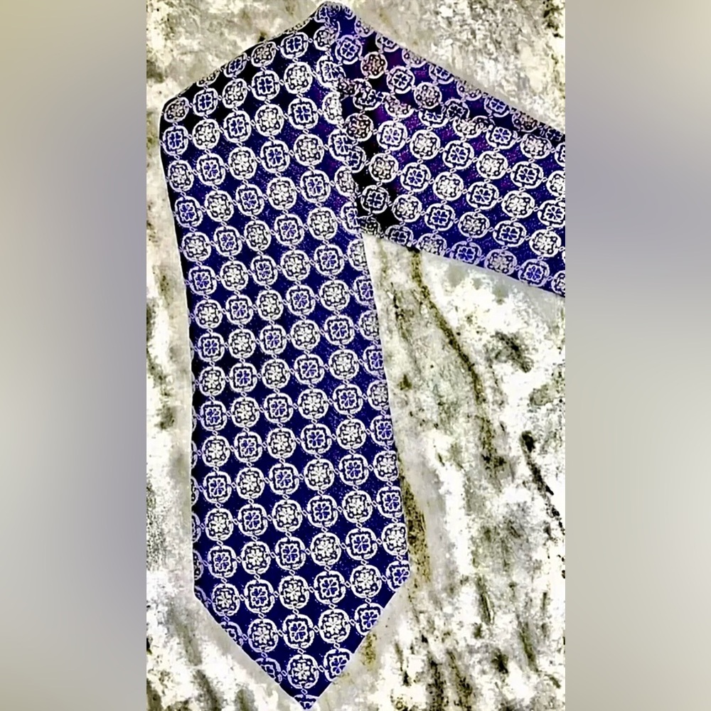 Hugo Boss 100% Silk Necktie Made in Italy - Seta Soie Silk Tie. EUC